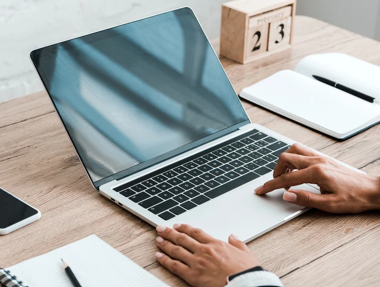 Férfi laptopon dolgozik