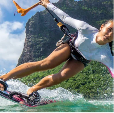 Nő kiteboardozás közben