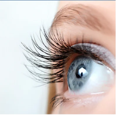 Női kék szem közelről, hosszú szempillákkal