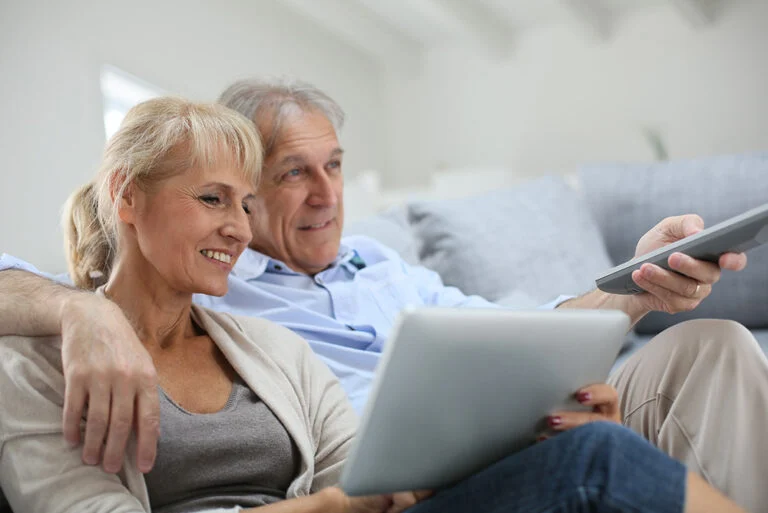 40 év feletti pár olvas és TV-t néz