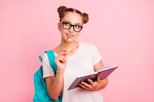 Fiatal diáklány szemüvegben