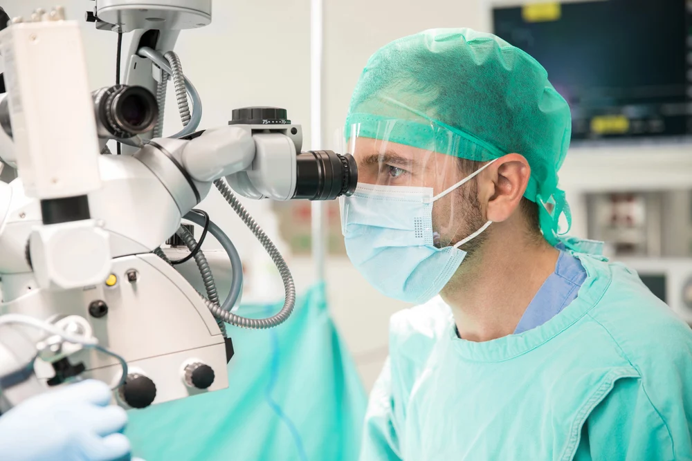Fiatal szemészorvos műtét közben
