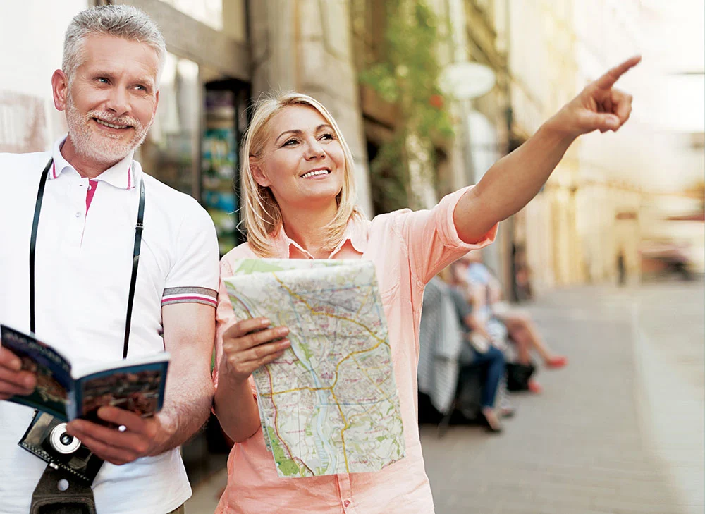 Középkorú pár szemüveg nélkül városnézésen